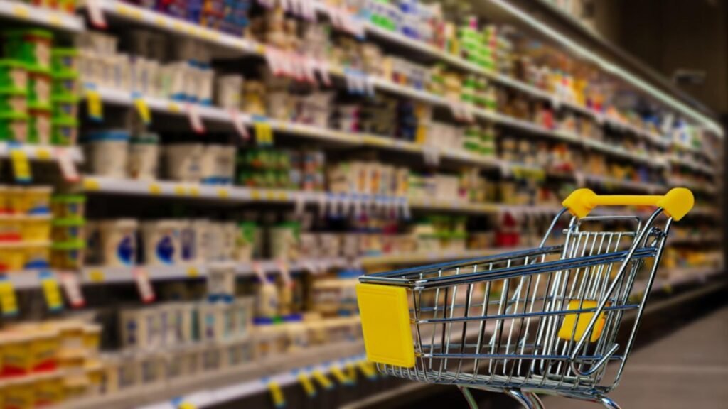 Un bucureștean plătea 2 produse, dar pleca în sacoșă cu 10. Foto/Arhivă
