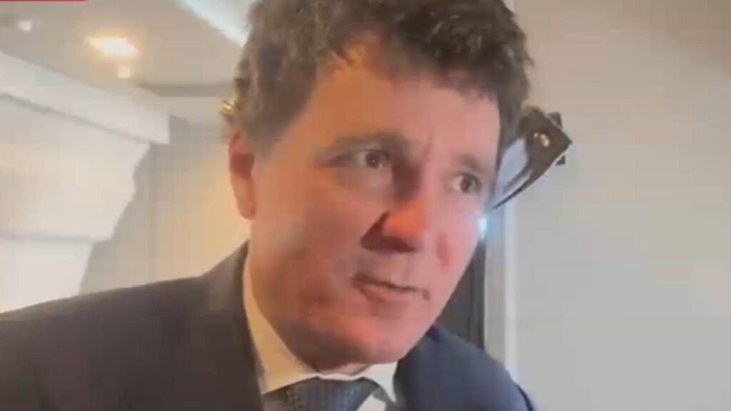 Nicușor Dan îl copiază pe Trump și dă interviuri din avion