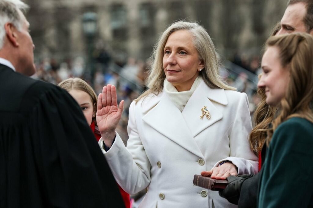 O femeie guvernator rupe protocolul istoric al învestirii O femeie guvernator rupe protocolul istoric al învestirii