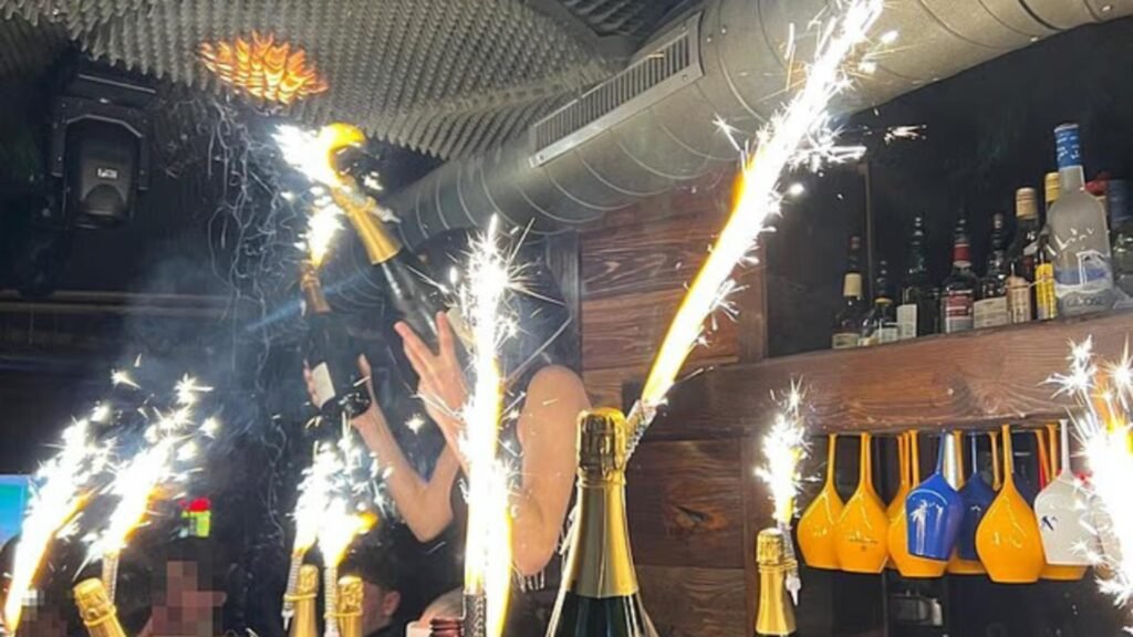 Patroana barului „Le Constellation” este acuzată că ar fi fugit cu încasările serii în timp ce localul era cuprins de flăcări