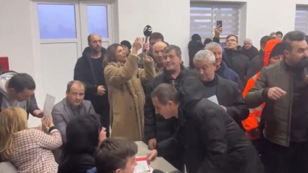 Oamenii din Salcea, revoltați de explozia taxelor și impozitelor. Foto/Captură video