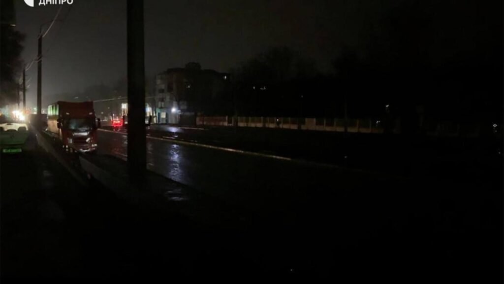 primul blackout total după bombardamentele Rusiei, în plină perioadă de ger siberian Orașul Dnipro în beznă (Profimedia)