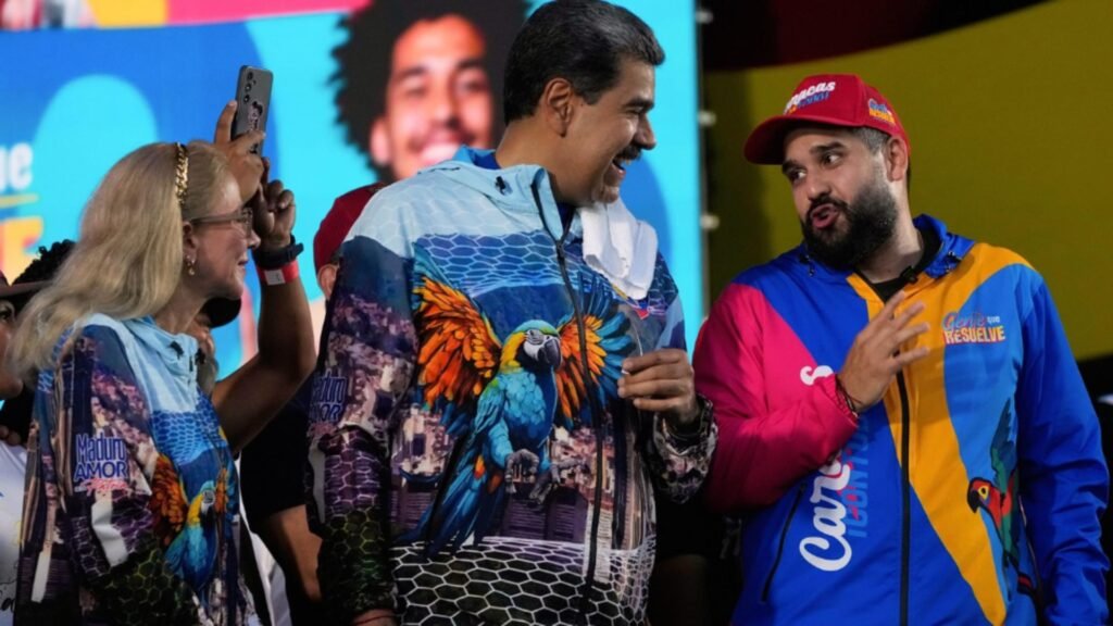 „Patria este pe mâini bune, tată, și în curând ne vom îmbrățișa aici, în Venezuela” VIDEO Nicolas Maduro alături de fiul său, la un miting electoral. Foto/Profimedia