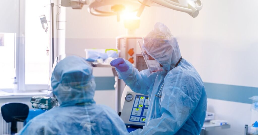 Criză în spitalele de urgență. Medicii acționează la limită pentru a salva pacienții: „Trebuie să faci improvizaţii”