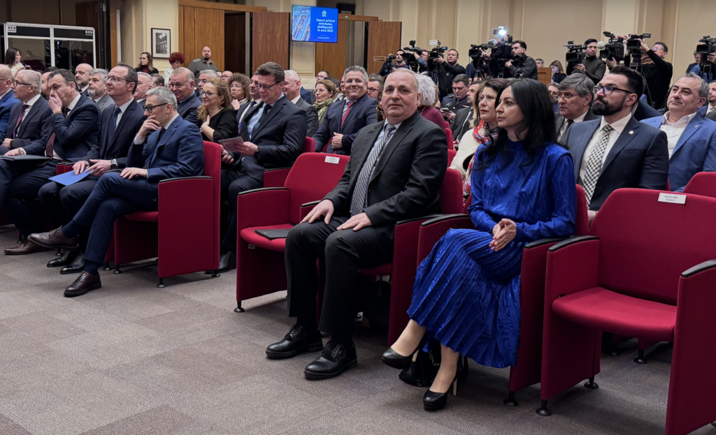 Interviurile pentru șefiile marilor parchete, ziua 2, „ziua DNA Interviurile pentru șefiile marilor parchete, ziua 2, „ziua DNA”: Veteranul Viorel Cerbu, adjuncta Tatiana Toader și un procuror care a părăsit instituția își dispută șefia DNA. Alți 3 candidați pentru 2 poziții de adjunct, unul dintre ei fratele Ralucăi Prună