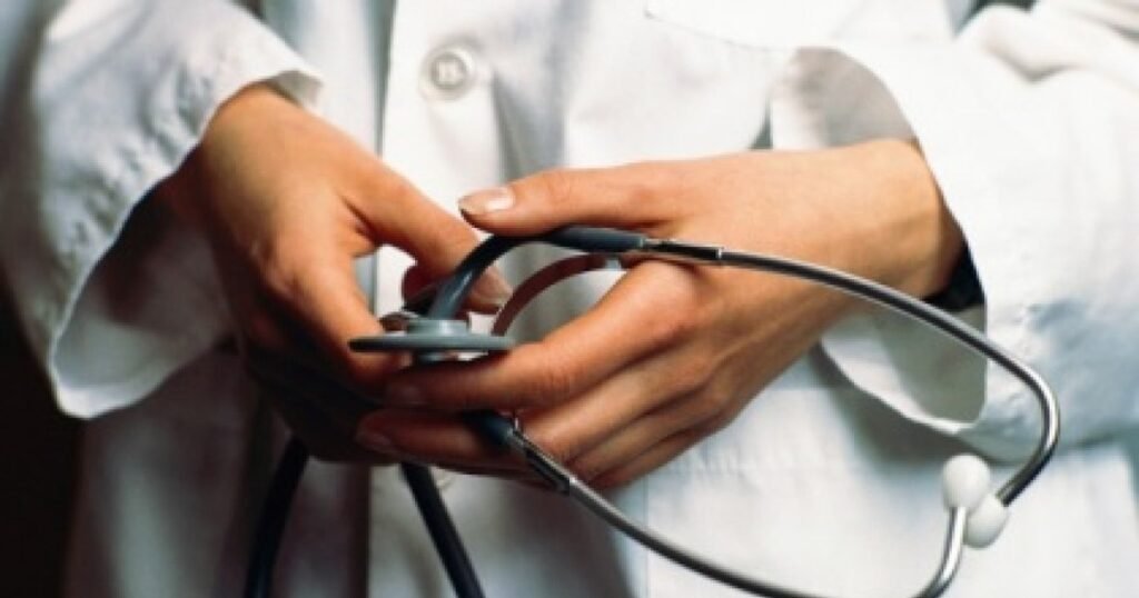 Pedepse mai aspre pentru cei care bat medici. Un deputat vrea ca doctorii să beneficieze de aceeași protecție penală ca polițiștii și militarii