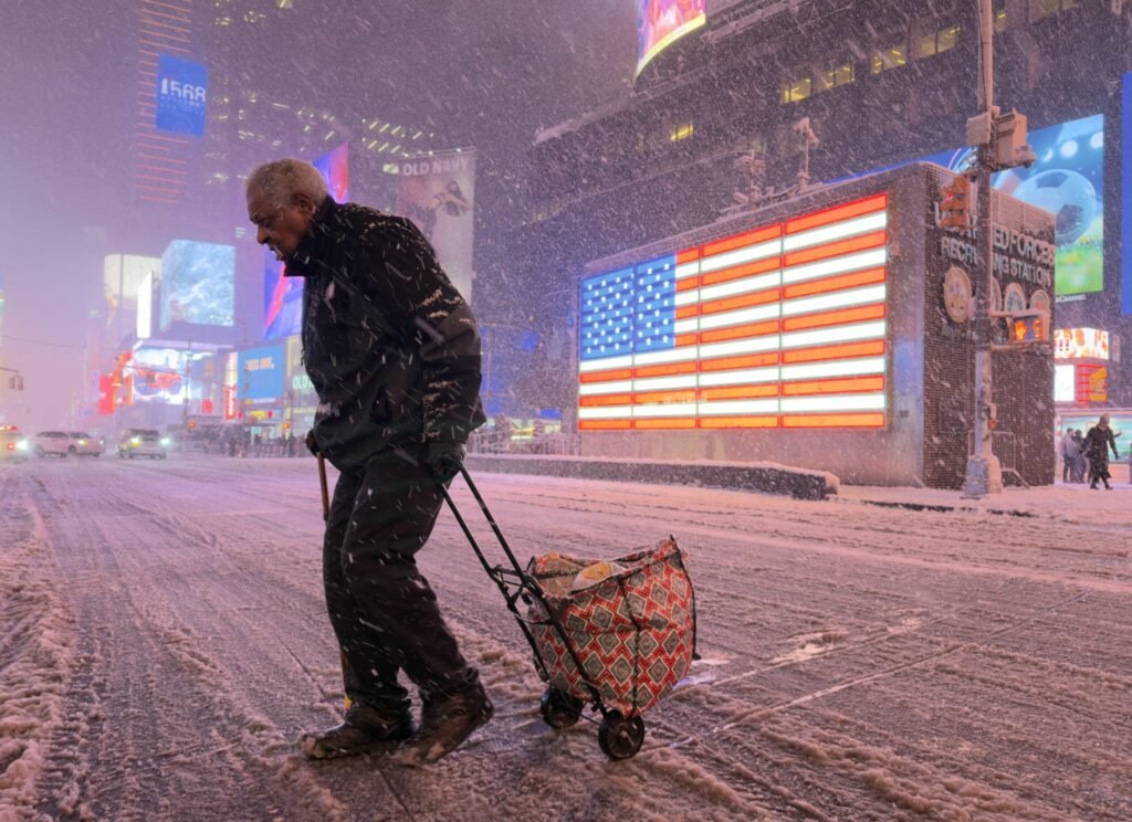 Peste 5.700 de zboruri anulate și pene masive de curent