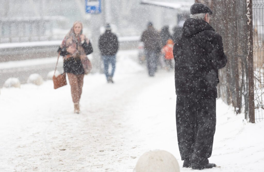 Răcire accentuată și ninsori. Cum va fi vremea luni și marți în Capitală