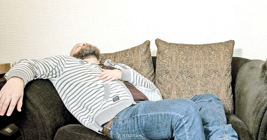 Un bărbat a fost concediat pentru că a adormit la birou. Decizia, răsturnată complet în instanță