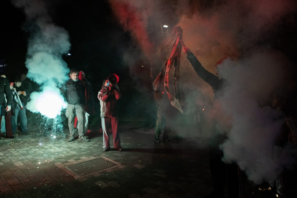 protestatari au aruncat petarde, poliția a folosit gaze lacrimogene