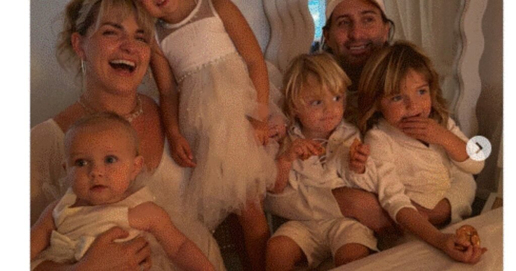 „Acești copii își vor schimba numele peste 18 ani”. Dezbatere pe social media provocată de o femeie care și-a botezat ciudat copiii