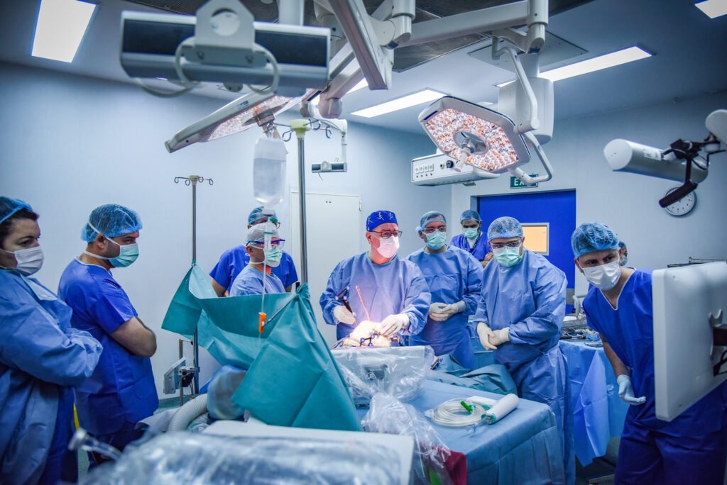 Cum a devenit mai sigură protezarea genunchiului (P)