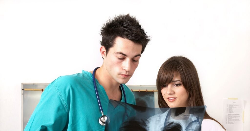 De la „boala sărăciei” la boala stresului. Cum s-a schimbat profilul pacientului cu TBC și ce tratamente noi apar în România