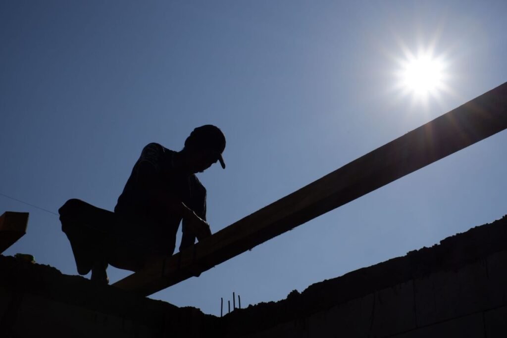 Scăderi pe piața construcțiilor rezidențiale în primele două luni din an. Mai puține autorizații de construcție emise Scăderi pe piața construcțiilor rezidențiale în primele două luni din an. Mai puține autorizații de construcție emise