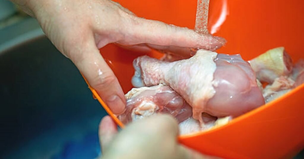 Spălăm sau nu carnea înainte de a o găti? Diferența dintre curat și sigur Spălăm sau nu carnea înainte de a o găti? Diferența dintre curat și sigur