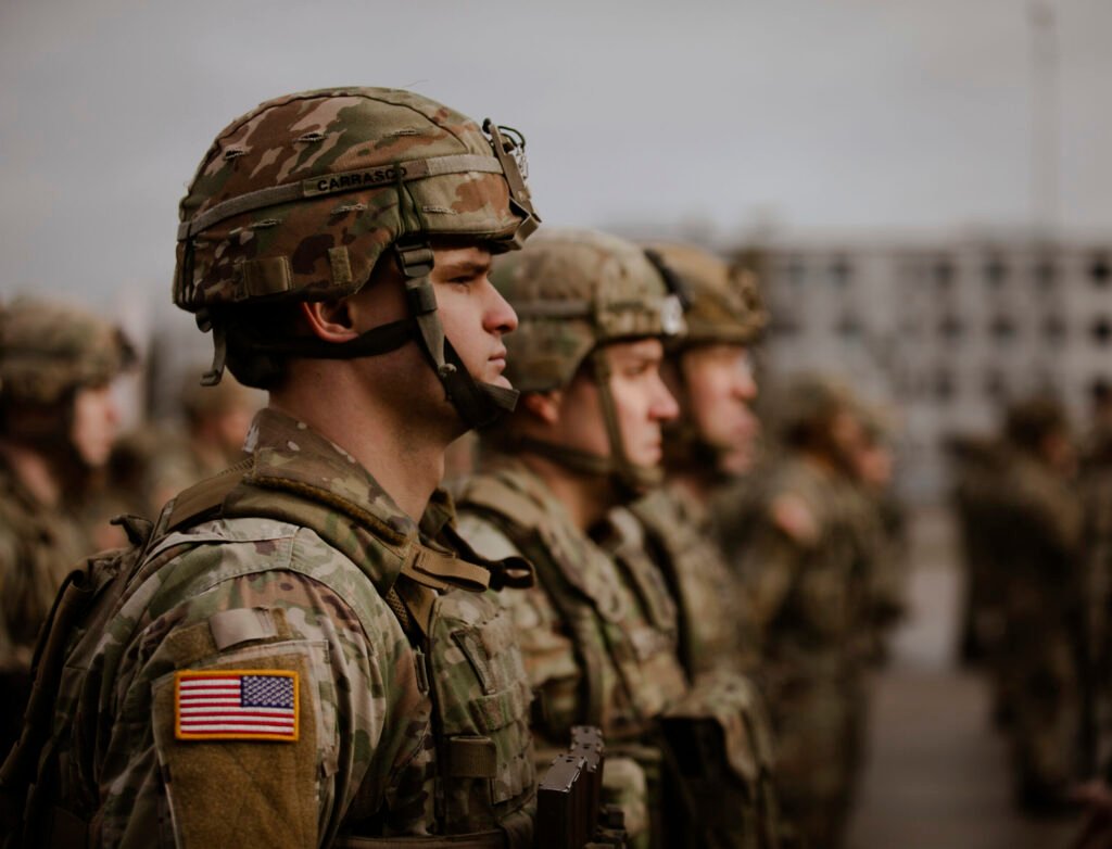 Trump joacă cartea forței. Peste 17.000 de soldați americani la porțile Iranului