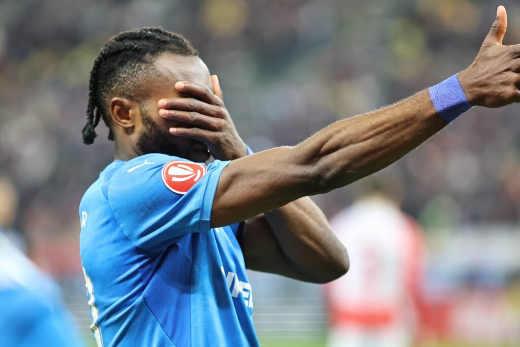 Universitatea Craiova învinge Dinamo, în etapa a doua din play-off-ul Superligii, în inferioritate numerică