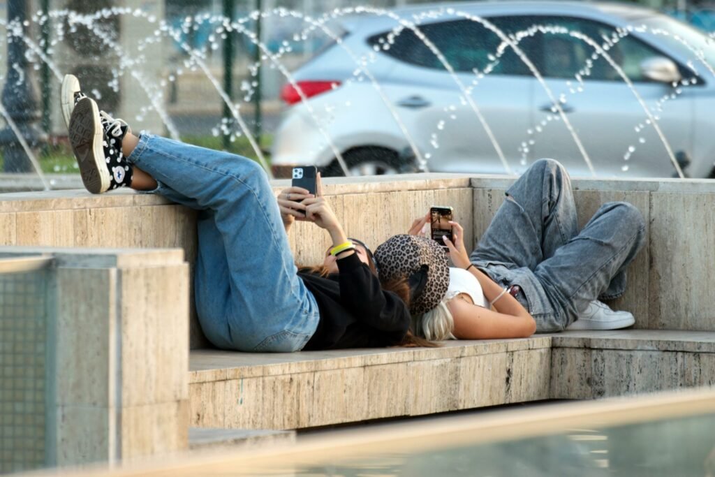 Utilizarea excesivă a rețelelor sociale afectează starea de bine a tinerilor, arată un raport