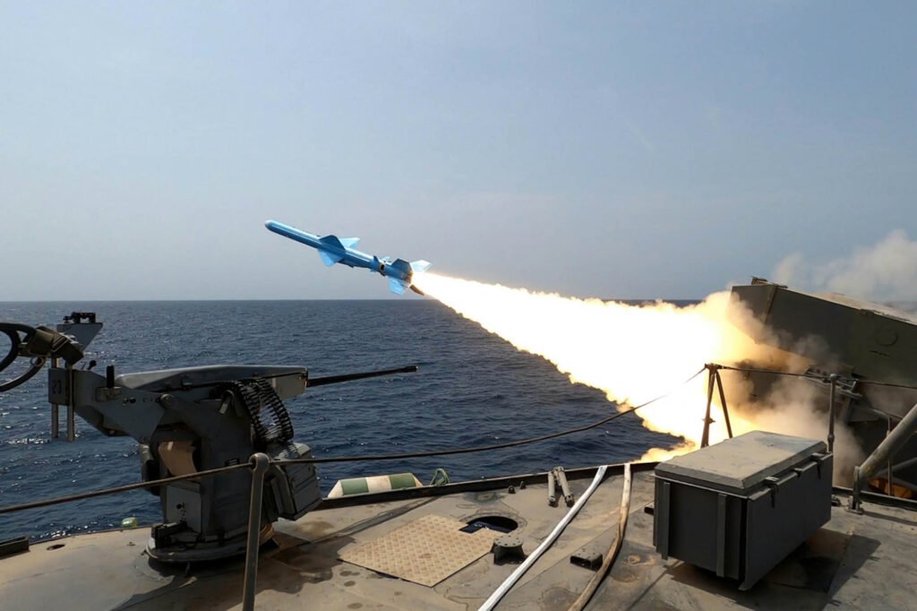 Iranul promite să riposteze după ce un distrugător american a tras asupra unei nave de marfă