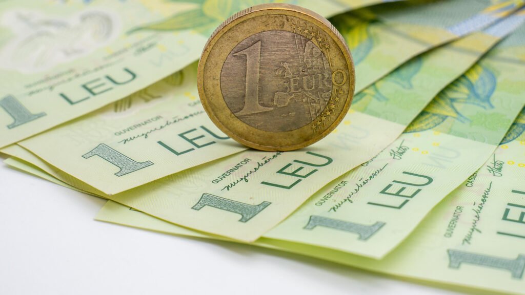 Leul se depreciază, pe fondul instabilității politice. Euro trece de 5,1 lei, pentru prima dată în ultimul an