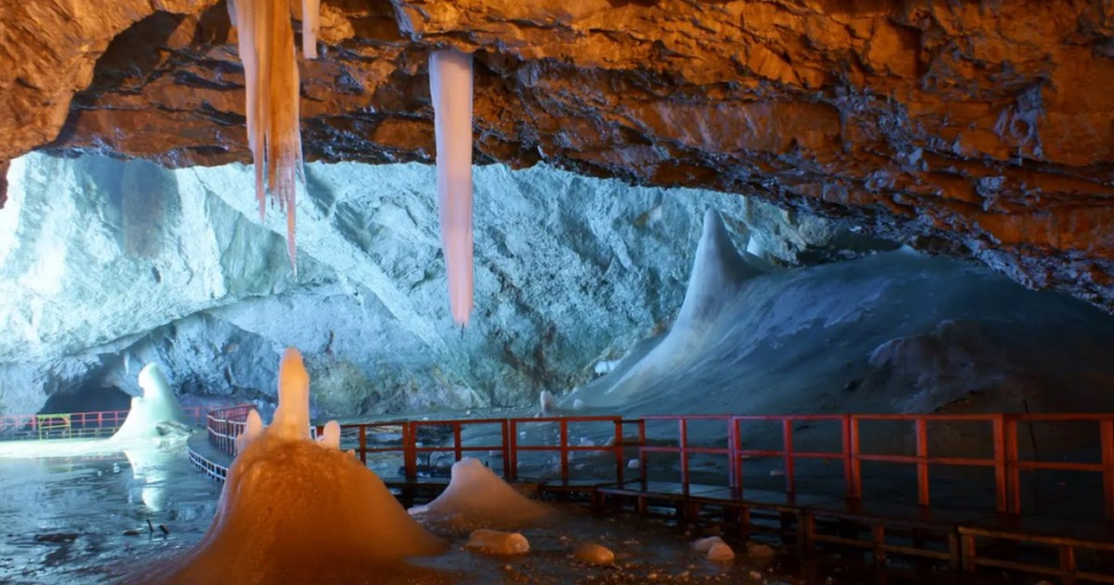 O bacterie veche de 5.000 de ani, rezistentă la antibiotice, descoperită într-una dintre cele mai cunoscute peșteri din România O bacterie veche de 5.000 de ani, rezistentă la antibiotice, descoperită într-una dintre cele mai cunoscute peșteri din România