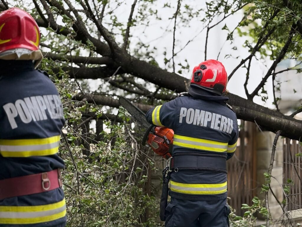 O persoană decedată și zeci de localități afectate de fenomenele meteo severe