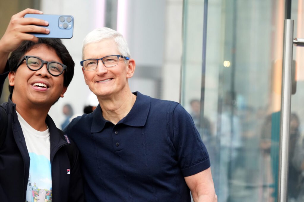 Schimbarea în conducerea Apple. Tim Cook se retrage din funcția de CEO în septembrie