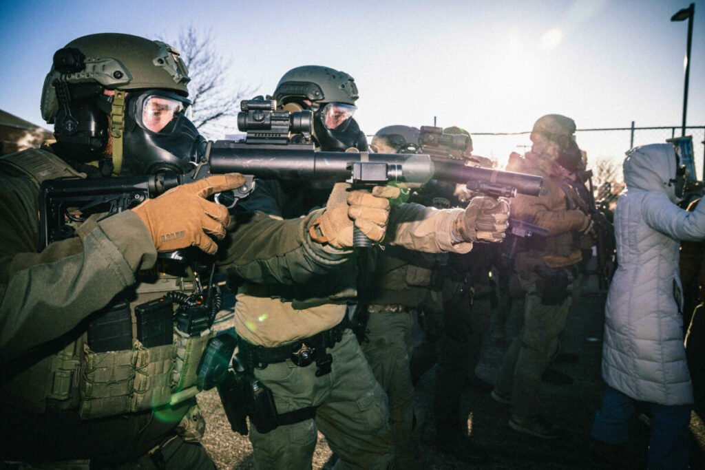 Un profesor a construit o aplicație cu IA care anunță sosirea agenților ICE