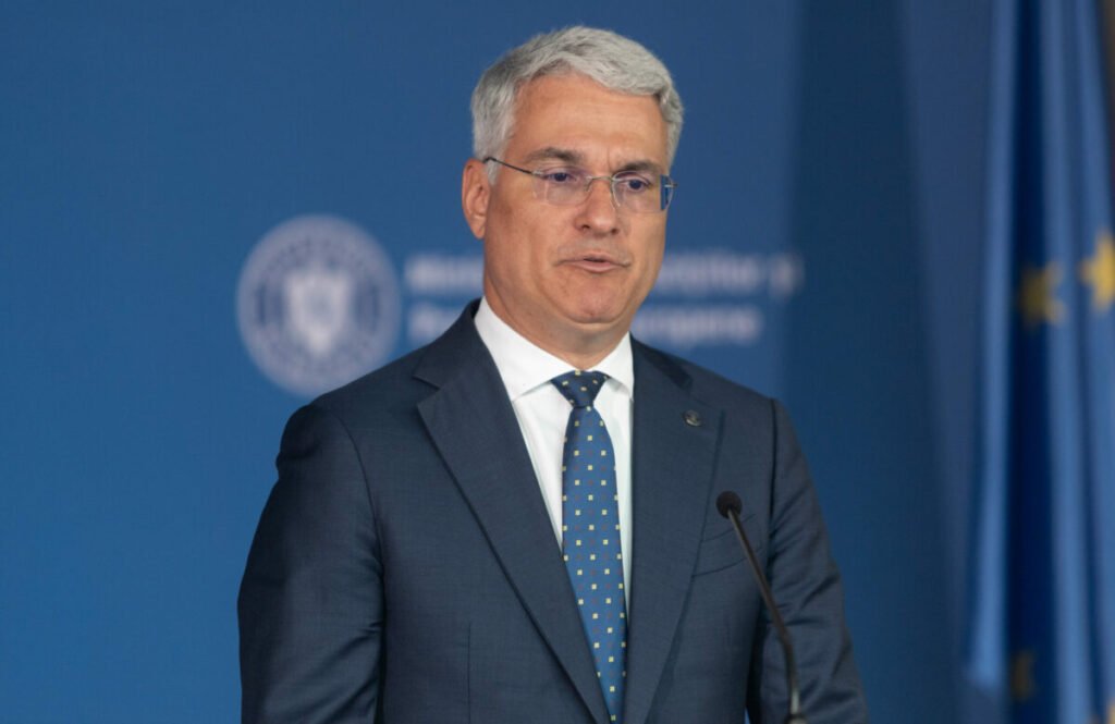 ai nevoie să eliberezi aceste posturi vacante și să le scoți la concurs pentru a putea întineri administrația