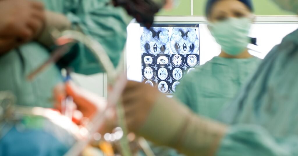 „Medicul rezident nu este salahor”. Ministrul Sănătății anunță plata obligatorie a gărzilor în afara programului