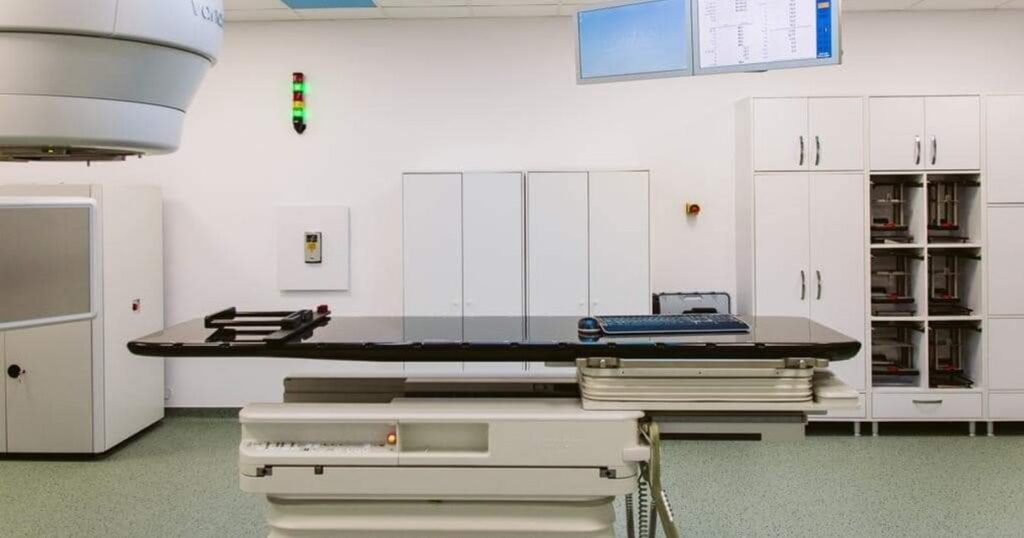 „Realitatea de pe hârtie” care ucide. De ce pacienții cu cancer din patru județe n-au nicio șansă la radioterapie