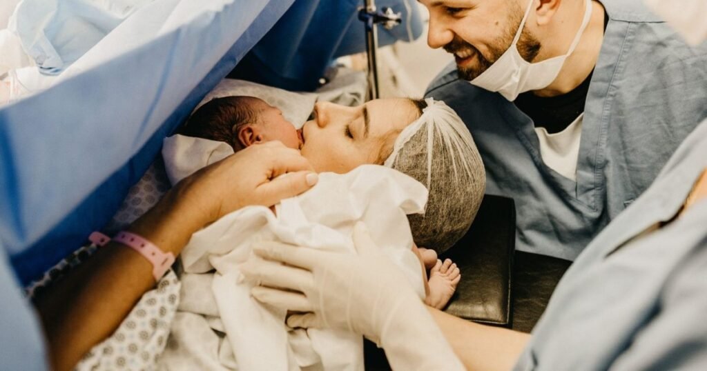 Experiența nașterii s-ar putea schimba: mai multă intimitate și prezența unei persoane dragi în sală. „Este cea mai bună veste din ultima perioadă!”