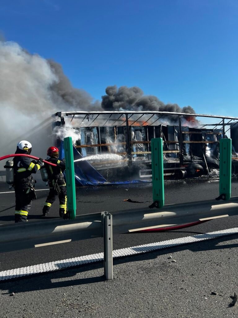 Incendiu puternic pe A1. Semiremorcă cuprinsă de flăcări în proporție de 80%