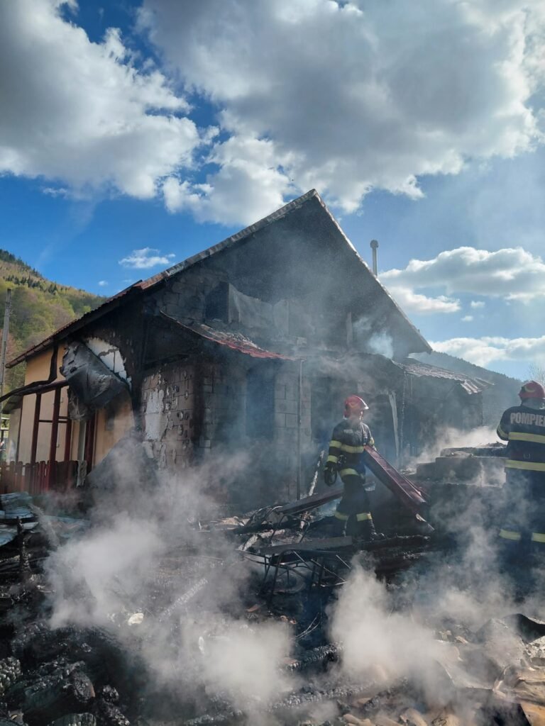 Intervenții în lanț pentru pompierii din Huedin. Trei incendii în câteva ore