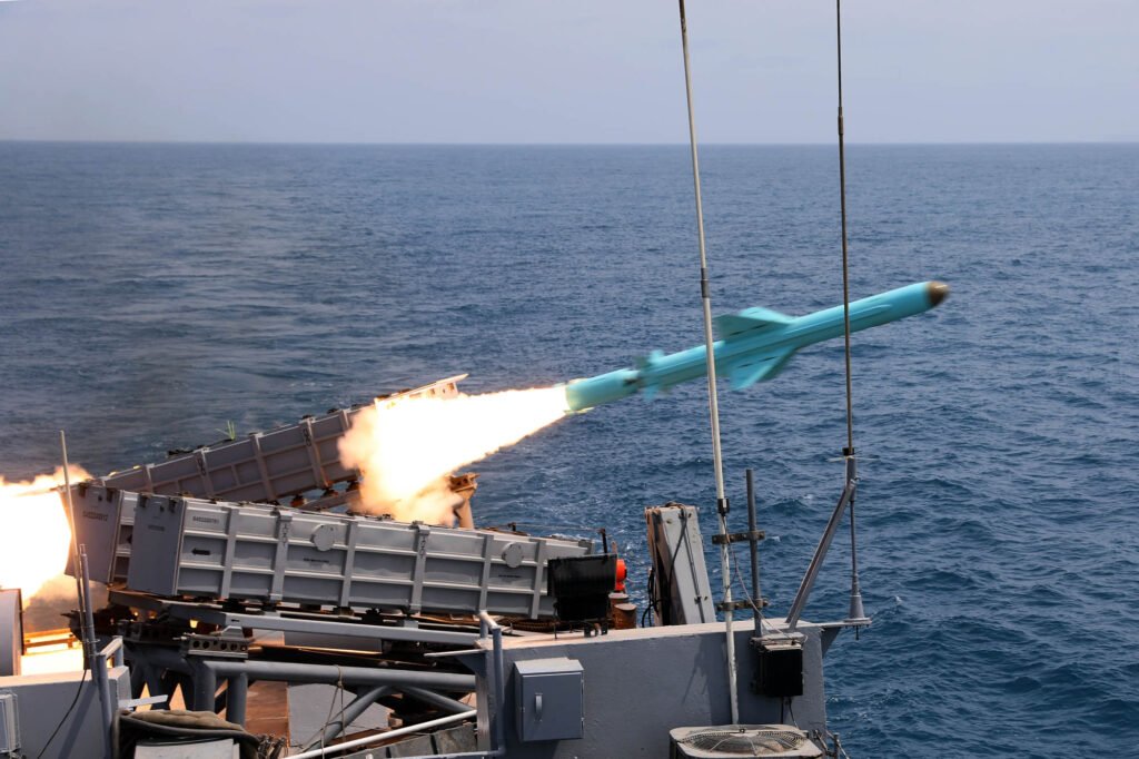 Iranul a tras focuri de avertisment asupra navelor care încercau să traverseze Strâmtoarea Ormuz