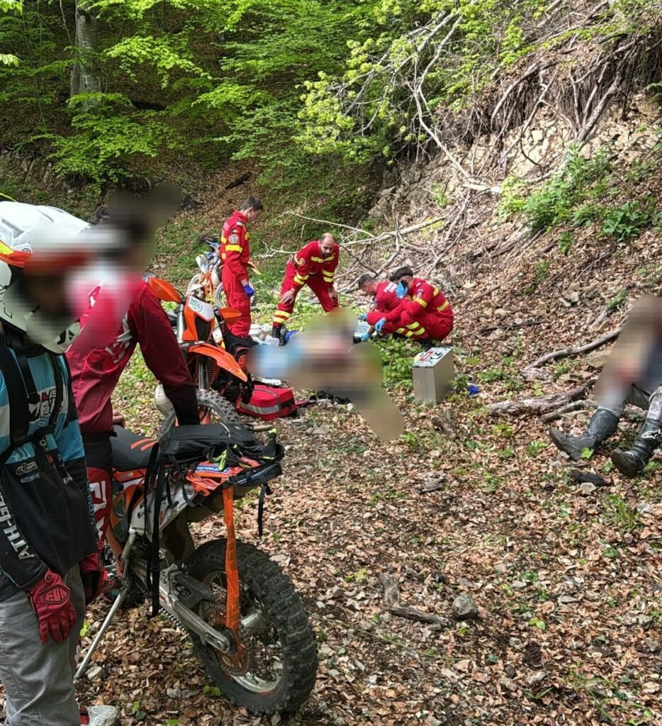 Tânăr de 19 ani, mort după ce a căzut cu motocicleta într-o prăpastie