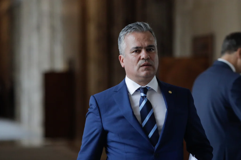Adrian Veștea anunță că are o majoritate sigură: „Avem acele 200 de voturi, chiar depășim acest număr. Începând de mâine chem la discuții toate forțele proeuropene” Realitatea.NET