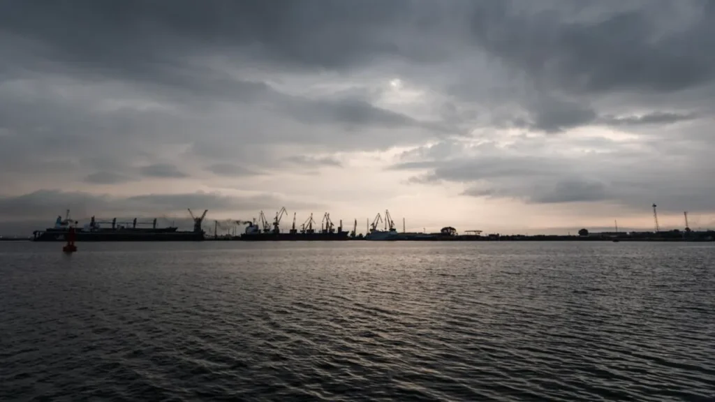 Au fost găsiți și recuperați toți cei cinci marinari dispăruți în urma scufundării remorcherului Astana