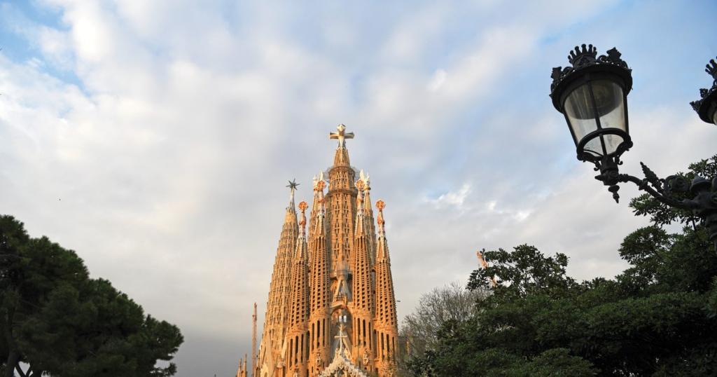 Cum a construit Antoni Gaudí Sagrada Familia și de ce a murit fără să o vadă terminată