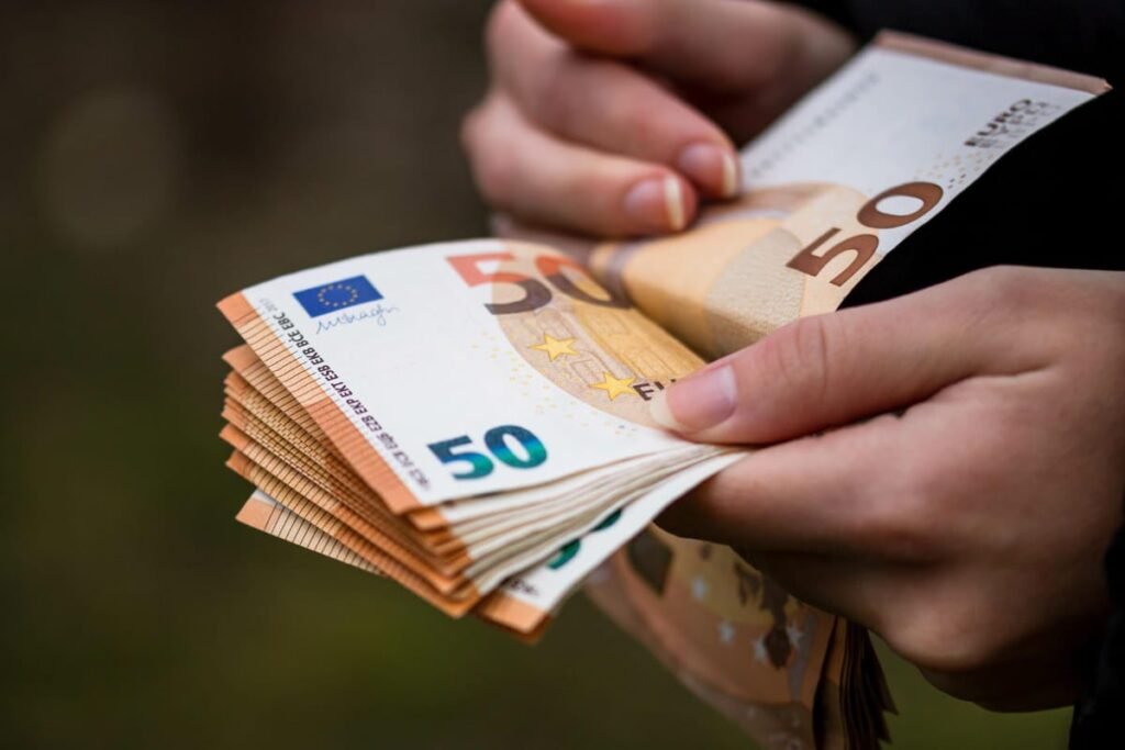 Euro merge spre 5,5 lei. Ce urmează pentru prețuri, rate și economie