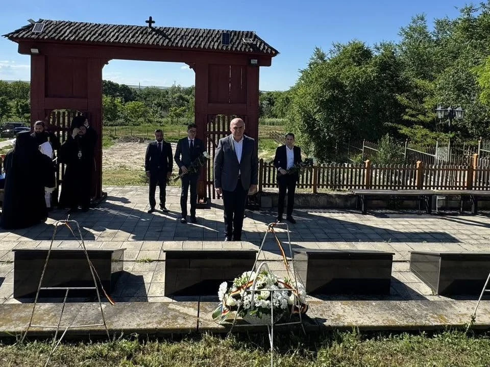 Ilie Bolojan s-a dus la Țiganca, la mânăstire, ca să comemoreze eroii României din Moldova Realitatea.NET