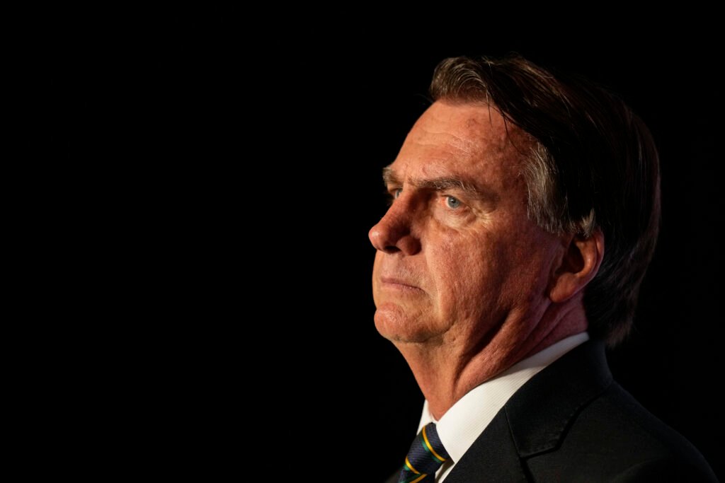 Poliția îl va interoga pe fostul președinte brazilian Jair Bolsonaro despre deținerea unui pistol în timpul arestului la domiciliu Poliția îl va interoga pe fostul președinte brazilian Jair Bolsonaro despre deținerea unui pistol în timpul arestului la domiciliu