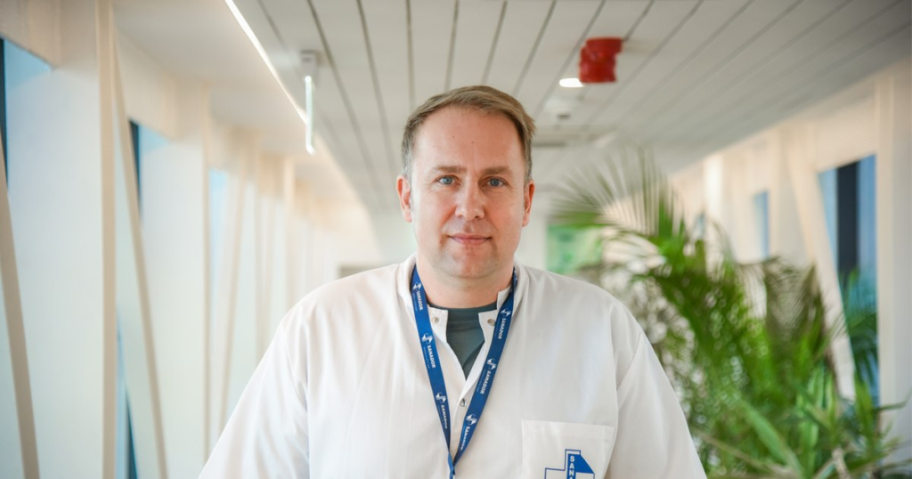Prof. Dr. Victor Costache, șeful Secției de Chirurgie Cardiovasculară SANADOR: „În bolile valvelor inimii, tratamentul modern poate evita tăierea sternului în cele mai multe cazuri“