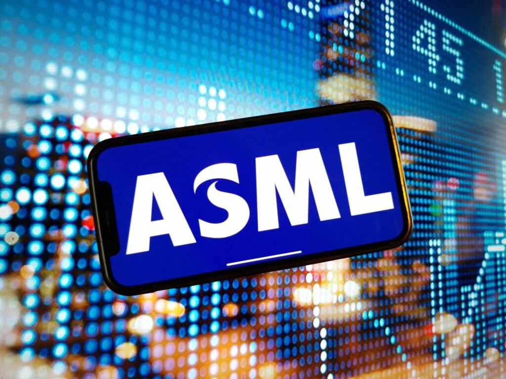 Șeful ASML avertizează UE să nu intervină direct în lanțurile de aprovizionare cu cipuri Șeful ASML avertizează UE să nu intervină direct în lanțurile de aprovizionare cu cipuri