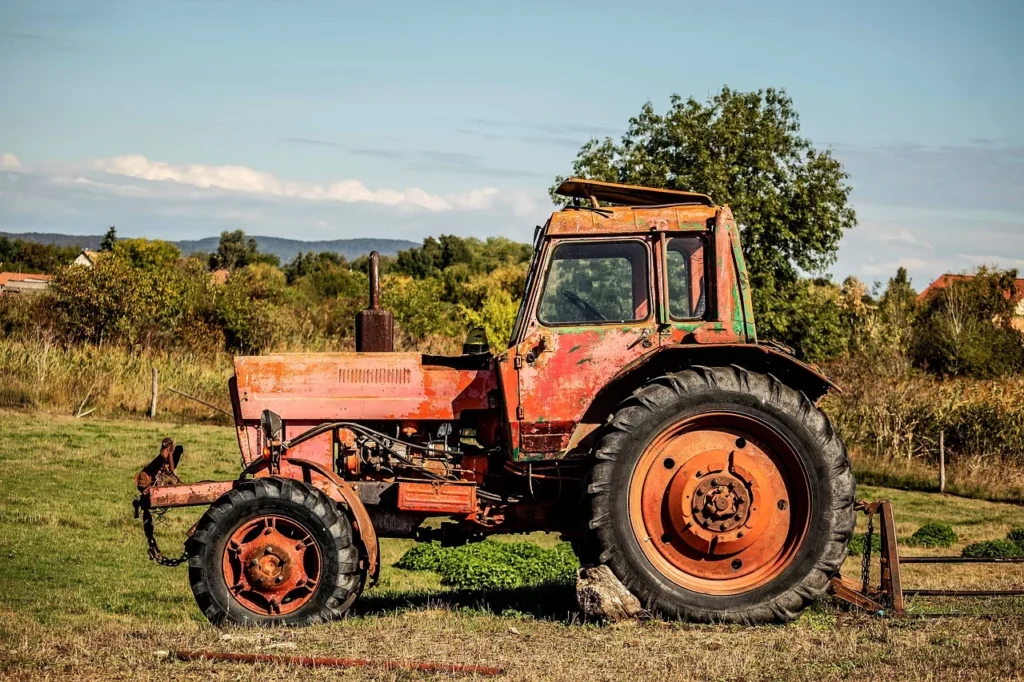 Un fermier și-a transformat vechiul tractor în vehicul electric. În plus, acesta va stoca energia electrică a casei