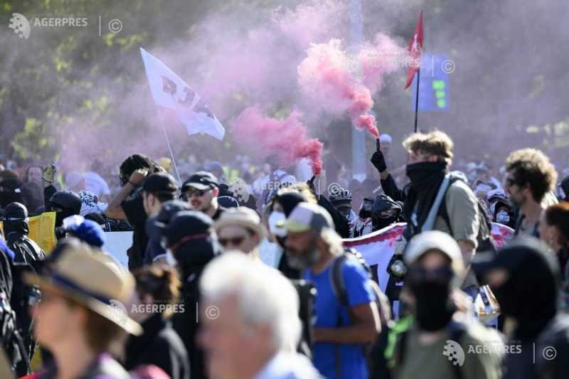 Vitrine sparte, mașină Tesla incendiată în cadrul unui marș anti-G7 la Geneva Image