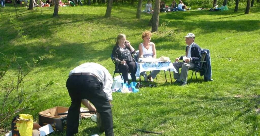 „Am mâncat parizer trei săptămâni după o zi de excursie”. Reportaj din județul unde vacanța e considerată o ironie