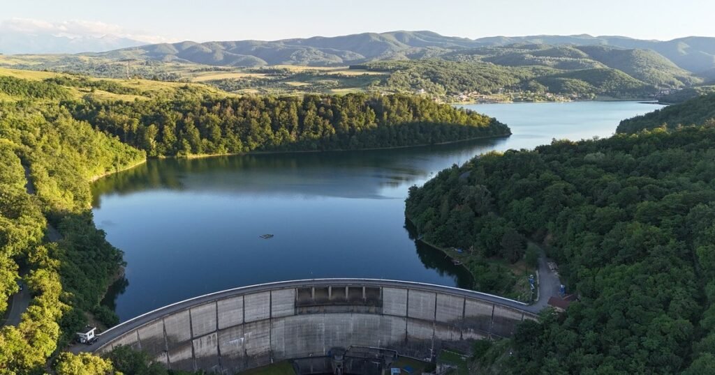 „Litoralul de la munte”, reanimat de noile șosele din vestul României. De ce se plâng turiștii de Lacul Cinciș