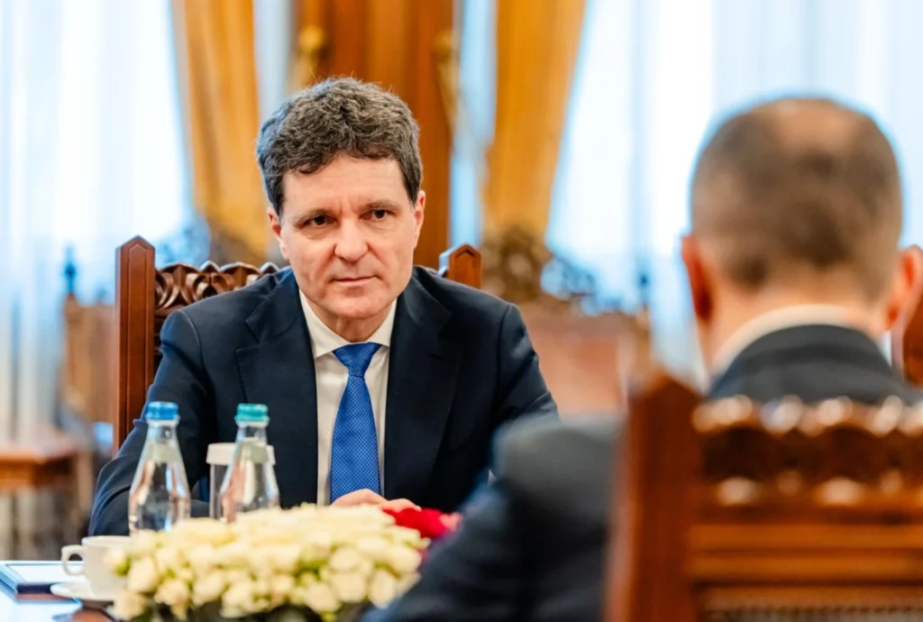 Consultări decisive la Palatul Cotroceni. Nicușor Dan, față în față cu liderii fostei coaliții, ASTĂZI, la ora 09:00 Consultări decisive la Palatul Cotroceni. Nicușor Dan, față în față cu liderii fostei coaliții, ASTĂZI, la ora 09:00