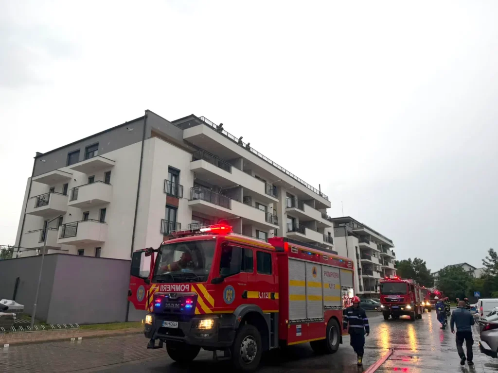 Explozie într-un bloc nou din Sibiu. Zeci de locatari evacuați – FOTO Explozie într-un bloc nou din Sibiu. Zeci de locatari evacuați – FOTO